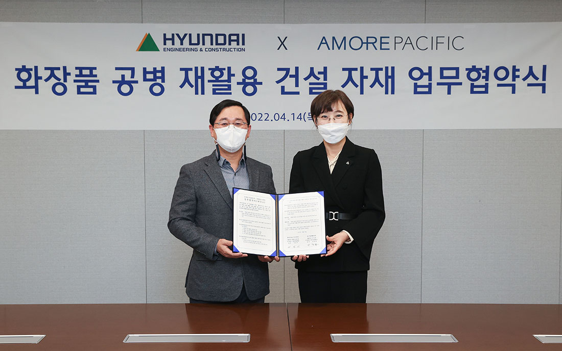 현대건설-아모레퍼시픽 MOU 체결식 (왼쪽부터 건축주택설계실 이인기실장, 아모레퍼시픽 지속가능경영 Division 오정화 상무)